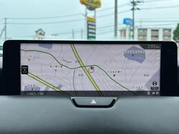 【ナビ】各種オーディオメディアをお楽しみいただけます。自分の現在地を確認できる事と目的地までのルート案内げできます。ドライバーはモニター上に映し出された地図で確認することができます。