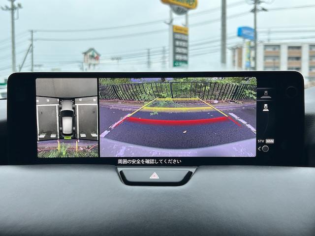 後退時に車両の後ろ側をモニター画面に表示します。車庫入れなどでバックする際に後方確認ができて便利です。車庫入れが苦手な人もこれで安心です♪