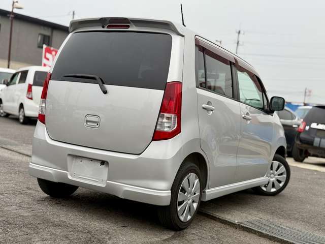 リア側です。キズ凹み無くきれいな状態です。写真の通りのものです、現車確認して見てください。