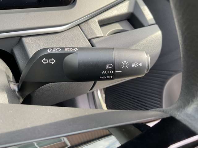高速道路のトンネル通過等で重宝するオートライト機能付です。