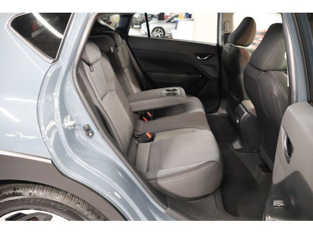 後部座席はセンターアームレストが付いておりゆったりと寛げる後部座席。