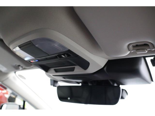 ルームミラーは、自動的に光の強さを抑えてくれる自動防眩ミラーです。