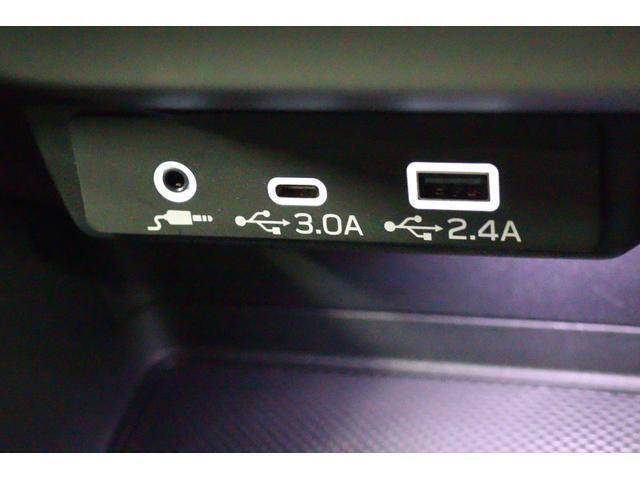 USB充電ポートはモニターと連動。APPLE CAR PLAYやANDOROID AUTOはこちらに繋いで操作します。