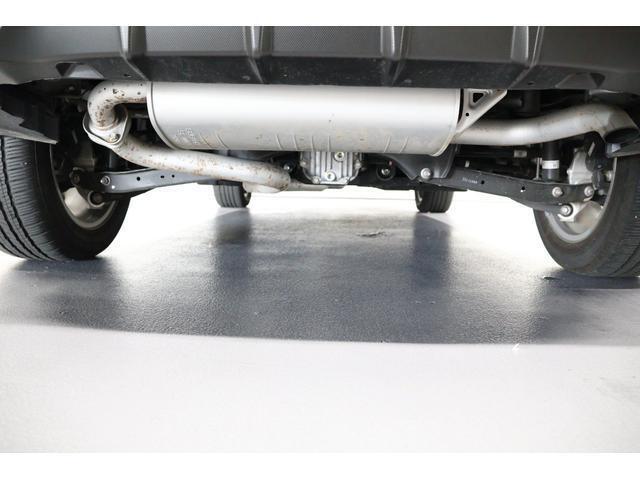 下廻りはマフラーパイプに錆がありますが状態は良好です。オプションで防錆塗装の加工も可能です。詳しくはスタッフまでお問い合わせください。