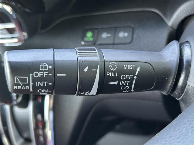 こちら運転席周りの操作部分の写真になります。各部しっかり動作の確認をしておりますので、ご安心だくさい。また、第三者機関の鑑 定書もありますので、そちらも併せて、ご確認いただければ幸いです！