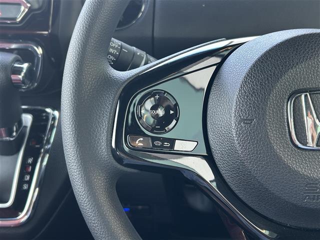 こちら運転席周りの操作部分の写真になります。各部しっかり動作の確認をしておりますので、ご安心だくさい。また、第三者機関の鑑 定書もありますので、そちらも併せて、ご確認いただければ幸いです！