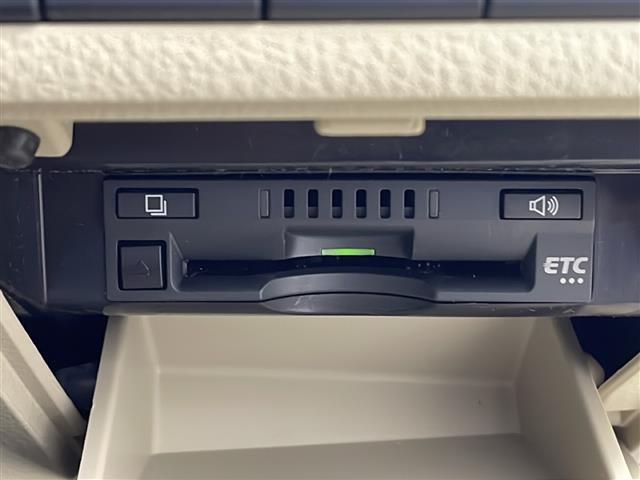 【ETC】有料道路を利用する際に料金所で停止することなく通過できる、ETC車載器（ノンストップ自動料金収受システム機器）が装備されています。セットアップを行うことで利用可能になります。