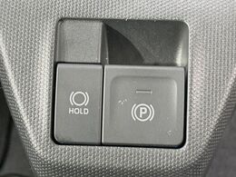 【オートブレーキホールド】信号待ちや渋滞で停車時にブレーキから足を離しても、停止状態を保持してくれます。前進するときはアクセルを踏めば自動で解除されるので安心♪街乗り運転が楽になります♪