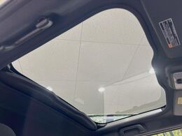 【ガラスルーフ】ガラスルーフ搭載で車内の解放感が一気にアップ！開放的なドライブをお楽しみいただけます。