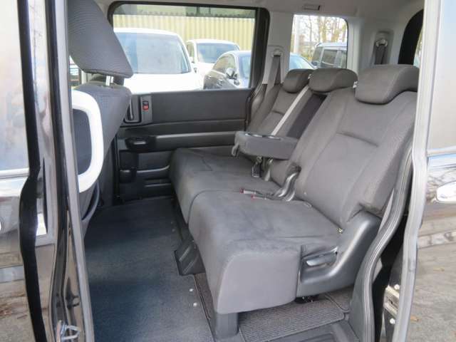 セカンドシートは、6：4分割タンブルシート（センターアームレスト付）です。レバー操作のみでフルフラット他多彩なシートアレンジが可能です。