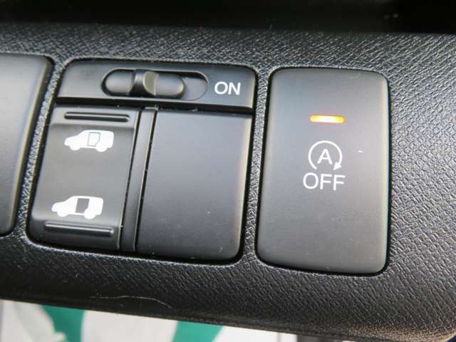 リモコンによる遠隔操作も可能な左側パワースライドドア。左右共に半ドア防止のイージークローザー（自動引き込み装置）付です。