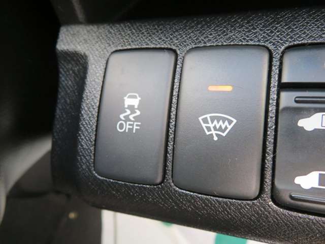 雪道も安心のトラクションコントロールと横滑り制御装置も装備。冬季も快適なワイパーデアイサー（フロントガラス熱線）, ドアミラーヒーター, ヒーターリヤダクト付です。