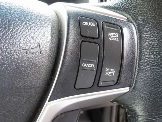 高速道路や郊外で重宝するクルーズコントロール（定速走行装置）も装備