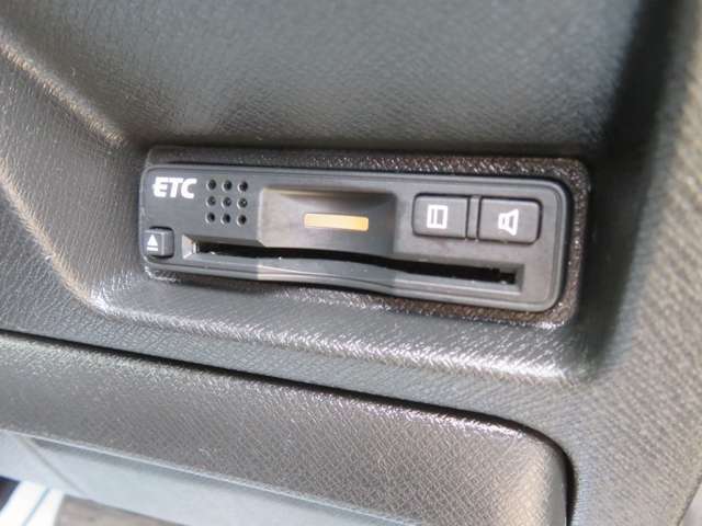 ナビ連動のビルトインETC車載器付（ボイスタイプ）です。