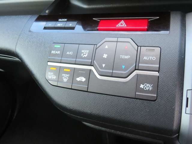 一年を通して快適に過ごせるデュアルオートエアコンです。冷暖房の機能も問題ございません。冬季も快適なドアミラーヒーター, ヒーターリヤダクト付です。