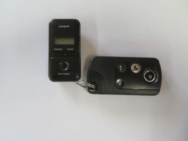 夏涼しく冬は暖かい状態で乗車できるリモコンエンジンスターター付です。携帯するだけでドアの施錠/開錠やエンジン始動ができるホンダスマートキーシステムです。