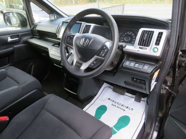 長距離移動も快適な両席アームレスト付です。納車時にルームクリーニング（無償です）いたします。