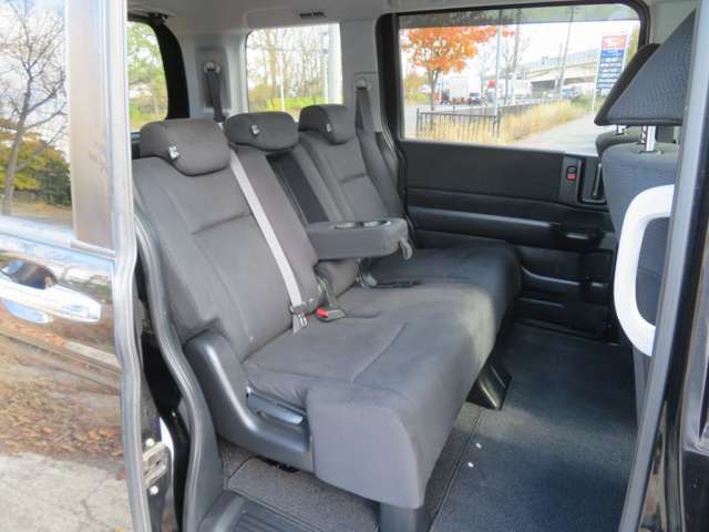 長距離移動も快適な左右分割スライド＆リクライニングシートです。フラットモードは車中泊も可能です。