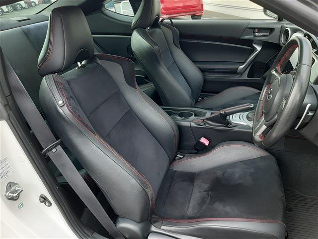 ■　運転席　■　雨の日の視界もクリアーに！ウィンドウ撥水ガラス系コーティング！！　雨の日の運転が苦手なお客様におすすめのオプションです。