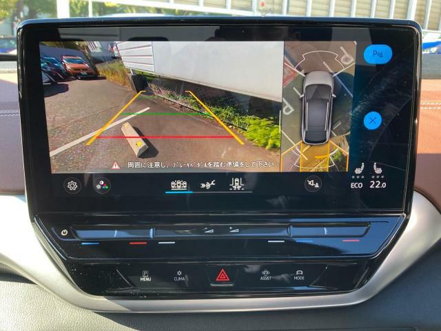 アラウンドビューカメラシステムを搭載。リアカメラのほかフロント、サイド、さらに上から見たような合成画像で、狭い駐車場もより安心です。