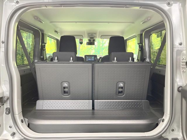 普段のお買い物や通勤、送迎等に十分な荷室スペースを確保しております。セカンドシートを倒すと、大きな荷物の積載も可能です♪