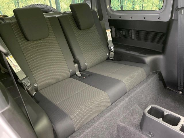 広々とした2列目シートは居住性が高く、居心地も快適！友達や家族とのお出かけにぴったりです。ベビーシートやチャイルドシート使用時も快適にお過ごしいただける十分な空間を確保しています。