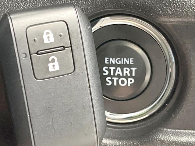 【キーレススタートシステム】カバンやポケットに入れたままでもドアの施錠・解錠が可能なスマートキーを装備。エンジンのオン・オフ時もカギを取り出す必要が無いからとっても便利です♪