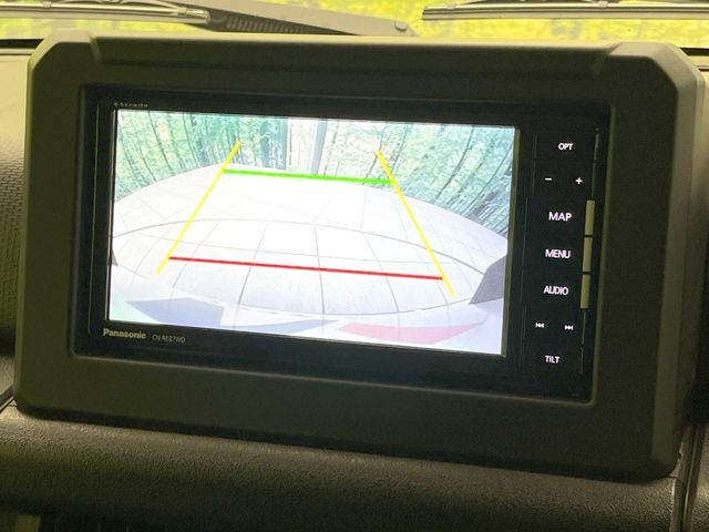 【バックカメラ】駐車時に後方がリアルタイム映像で確認できます。大型商業施設や立体駐車場での駐車時や、夜間のバック時に大活躍！運転スキルに関わらず、今や必須となった装備のひとつです！