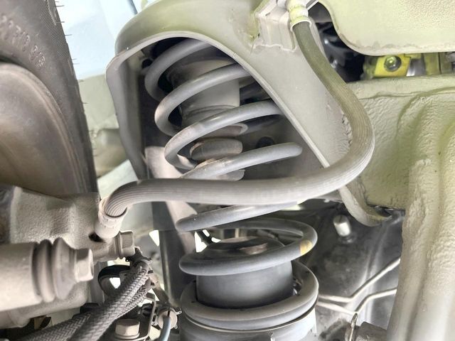 お車を安心してお乗りいただく為には、足回りの定期点検が欠かせません。サービスサポート（有償保証）では無料点検もご提供しており、安心のカーライフをお過ごしいただけるサポート体制が整っています。