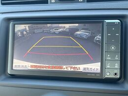 【バックカメラ】駐車時に後方がリアルタイム映像で確認できます。大型商業施設や立体駐車場での駐車時や、夜間のバック時に大活躍！運転スキルに関わらず、今や必須となった装備のひとつです！