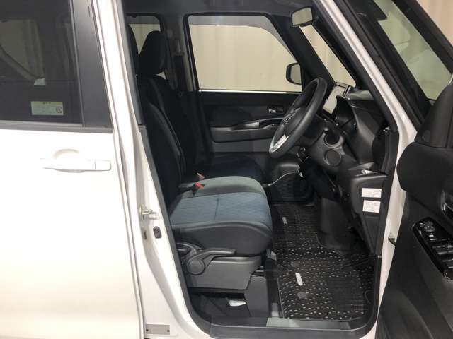運転席も広々でゆったりとした気分で運転できます☆