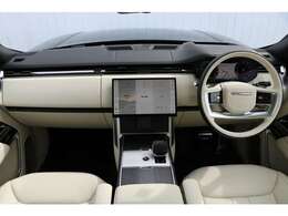 垂直と水平を基調とした伝統的なRANGEROVERのインテリアをシンプルでモダンなデザインで仕上げています。