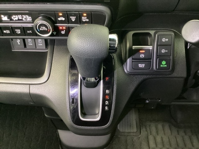 CVT車のセレクトレバーです。低速から高速まで、変速ショックのないスムーズな走りと、エンジン効率のよい領域を維持して燃費にも貢献します。サイドブレーキはスイッチ操作の電子制御パーキングブレーキです。