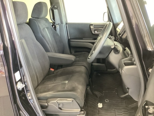 女性でも運転がしやすいように、シートの高さ調整機能（シートリフター）がついています。運転席と助手席の間が空いている為、助手席側への移動がスムーズです。交通量の多い道でも助手席側から乗り降りができます。