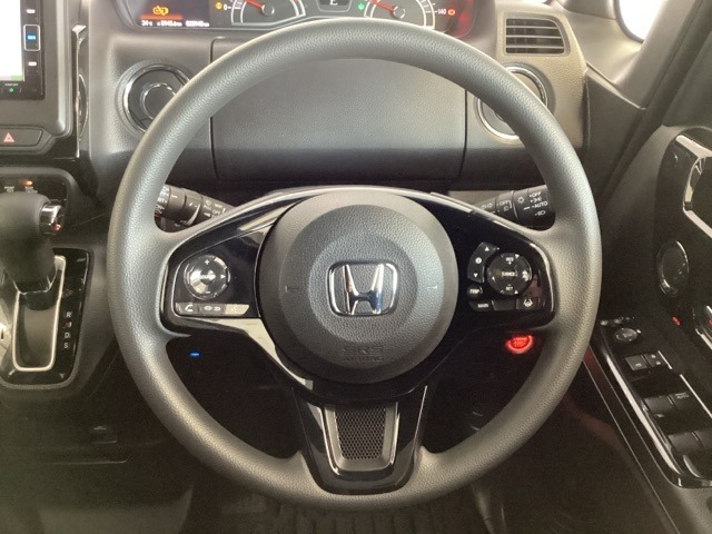 ハンドルにHondaセンシング系のクルーズコントロールやレーンキープアシストなどのスイッチと、オーディオの操作スイッチが装備されています。ハンドルから手を離さず安全に操作できます。