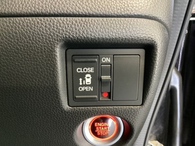左側電動スライドドアは運転席からでも操作ができるように、ハンドル付近に開閉の操作スイッチが付いています。