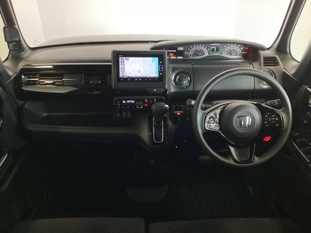 車内は光触媒抗菌消臭施工済です。スタイリッシュなデザインでスポーティなインパネ周りを演出します。グローブボックスやカップホルダーのほかにトレーなどたくさんの収納スペースが付いています。