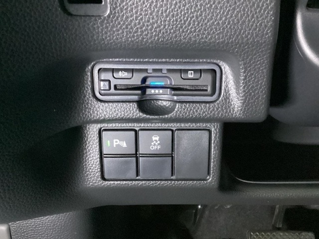 ハンドルの左下にETCがついています。高速道路の料金所の通過も楽々です。　カードの取り出しもしやすい場所についています。VSA（ABS＋TCS＋横滑り抑制）の解除スイッチもついています。