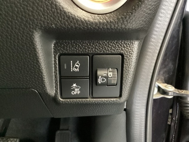 ハンドルの右側にはヘットライトレベライザーとHondaセンシング用のメインスイッチがついています。ヘッドライトレベライザーは道路状況や積荷の加重に応じてライトの高さを調節できます。