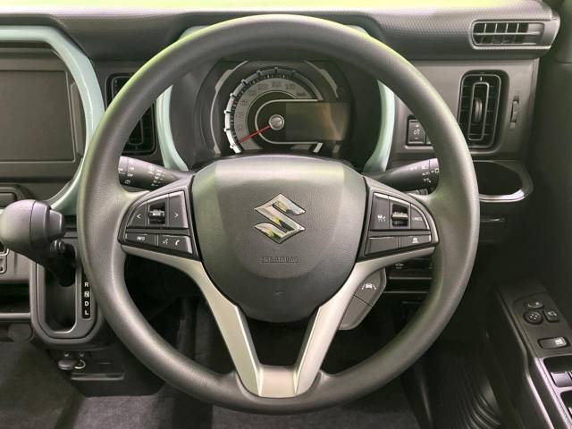 インテリアに合わせたデザインのステアリングは、運転される方のことも考え、運転しやすい形状、大きさです。是非一度、実際に触ってお確かめください。