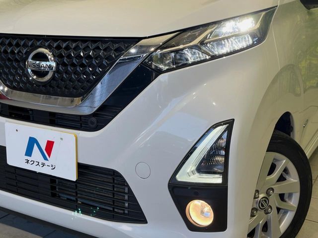 【LEDヘッドライト】悪天候や夜間走行時も良好な視界を確保し安心して運転できる高輝度LEDヘッドライトを装備！点灯速度が早く、消費電力も抑えられています。