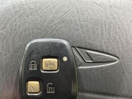 【キーレス】少し離れた場所からでもボタン一つでドアの開錠・施錠ができるのでとっても便利！ドアの鍵穴周りに傷をつけることもありません♪