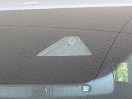【スマートブレーキサポート】走行中に前方の車両等を認識し、衝突しそうな時は警報とブレーキで衝突回避と被害軽減をアシスト。より安全にドライブをお楽しみいただけます。