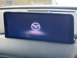 【マツダコネクトナビ】車内の雰囲気にマッチした一体型タイプのナビ。各種車輌設定やBluetooth再生等、様々な機能が楽しめます。直感的なダイヤル操作が可能で、使い勝手も良好です。