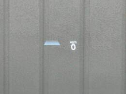 【ヘッドアップディスプレイ】を装備しております。スピードメーターやクルーズコントロールの作動状況が目線を落とさずに確認できます。