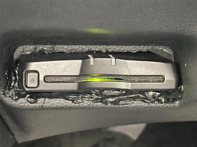 【ETC】有料道路の乗り降り時に停車することなくスマートに乗り入れが可能になったり、割引を受けることができる嬉しい装備です。