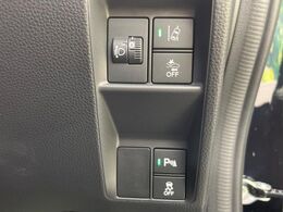 【ホンダセンシング】走行中に前方の車両等を認識し、衝突しそうな時は警報とブレーキで衝突回避と被害軽減をアシスト。より安全にドライブをお楽しみいただけます。