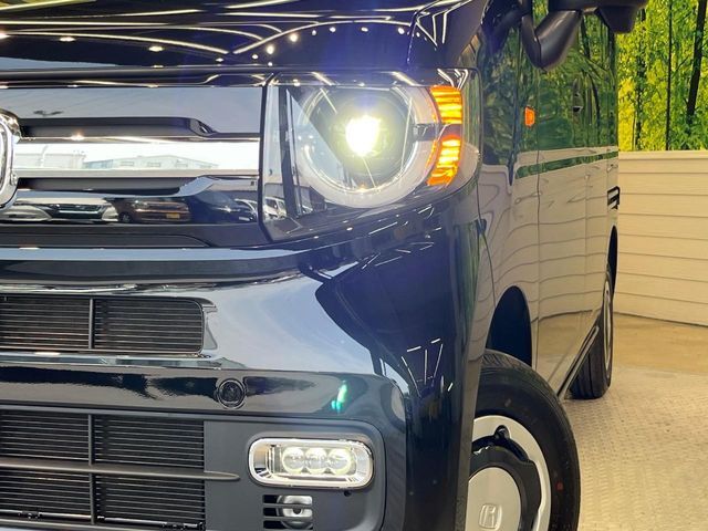 【LEDヘッドライト】悪天候や夜間走行時も良好な視界を確保し安心して運転できる高輝度LEDヘッドライトを装備！点灯速度が早く、消費電力も抑えられています。