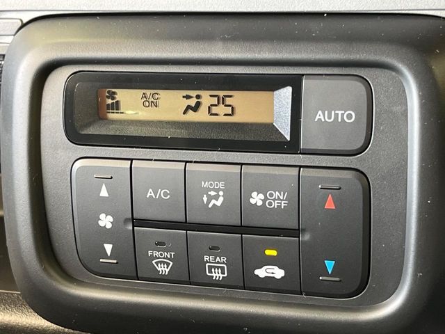 【オートエアコン】一度お好みの温度に設定すれば、車内の温度を検知し風量や温度を自動で調整。暑い…寒い…と何度もスイッチ操作をする必要はありません。快適な車内空間には必須の機能ですね♪