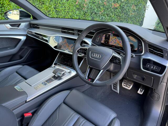 Audiのインテリアはエクステリア同様、優れたデザイン性とクオリティ、そして機能性を兼ね備えております。